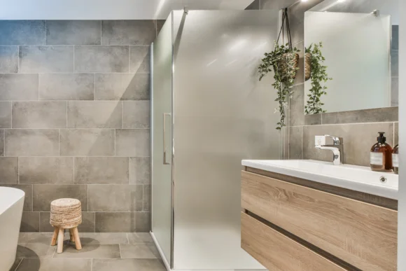 Modernes Badezimmer mit begehbarer Dusche